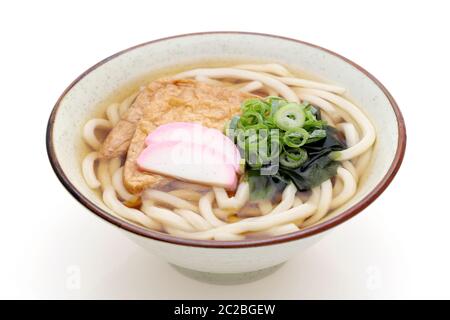 Kitune giapponese udon tagliatelle in una ciotola su sfondo bianco Foto Stock