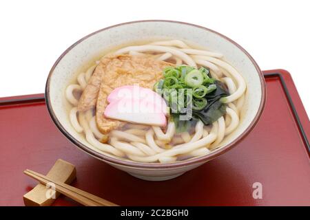 Kitune giapponese udon tagliatelle in un vaso di ceramica sul vassoio in legno Foto Stock