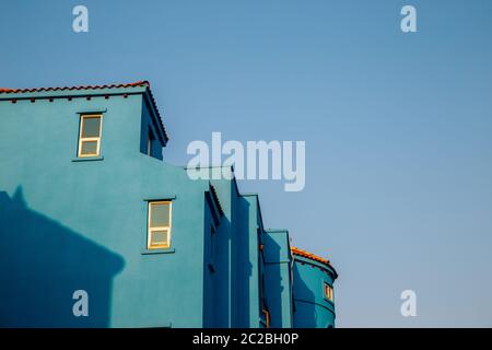 Edificio blu presso il Villaggio Mediterraneo di Asan Blue Crystal ad Asan, Corea Foto Stock