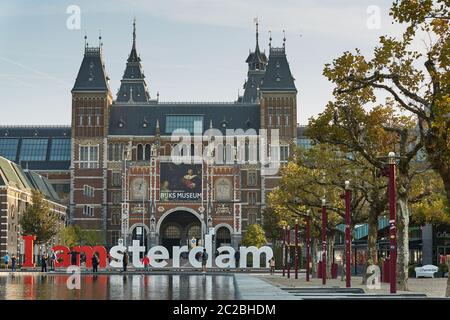 Il Rijksmuseum Amsterdam con le parole IAMSTERDAM ad Amsterdam, Paesi Bassi Foto Stock