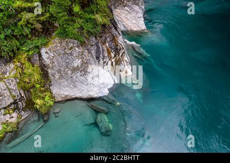 Le splendide acque blu delle Blue Pools nell'Haast Pass, Nuova Zelanda. Foto Stock