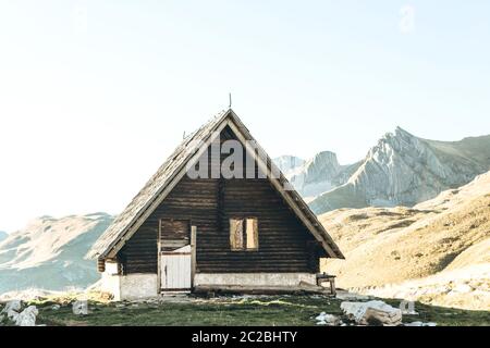 La tradizionale casa estiva in legno dei pastori in una zona montagnosa nel nord del Montenegro è abbandonata in autunno. Foto Stock