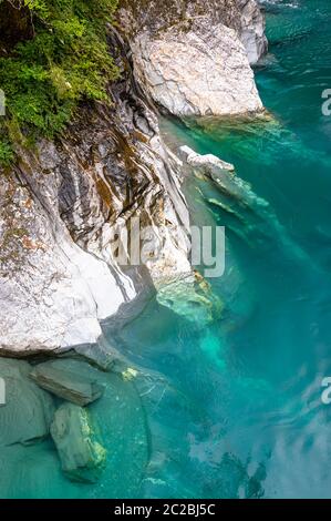 Le splendide acque blu delle Blue Pools nell'Haast Pass, Nuova Zelanda. Foto Stock