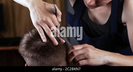 Moda uomo capelli. Coppia con forbici. Uomo bearded, stile maschio bearded,  barba dell'uomo. Forbici da barbiere e rasoio dritto, barbiere. Vintage  Foto stock - Alamy