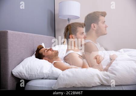 Anima lascia giovane corpo mentre dorme nel letto Foto Stock