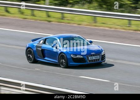 2012 Blue Audi R8 quattro V10 S-A automobili che guidano veicolo su strade del Regno Unito, motori, roadster sportivi; Traffic Motoring sull'autostrada M6 Foto Stock