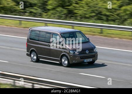 2010 marrone VW Volkswagen Caravelle ex-Ive Tdi180 un veicolo che guida su strade del Regno Unito, motori, motori sull'autostrada M6 Foto Stock