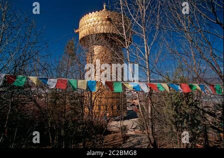 LA PIÙ GRANDE RUOTA DI PREGHIERA DEL MONDO (14,5 M), ZHONGDIAN (XIANGELILA) SHANGRI-LA, YUNNAN, ALTOPIANO TIBETANO, ALTOPIANO TIBETANO, CINA Foto Stock