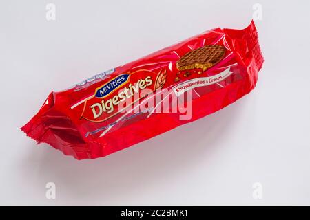 Confezione di fragole e crema McVitie's Digestives biscotti isolati su sfondo bianco - Mcvities McVitie Foto Stock
