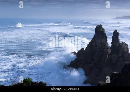 Grandi onde che rotolano in crash contro le rocce a Punakaiki sulla costa occidentale dell'isola meridionale della Nuova Zelanda. Foto Stock