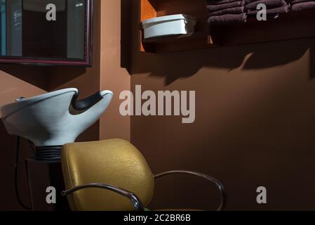 All'interno del parrucchiere, gli asciugamani per i clienti sullo scaffale  Foto stock - Alamy