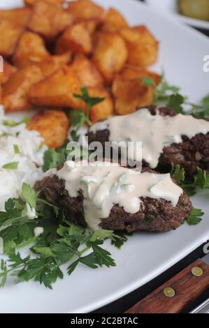 Polpette fritte tritate con Tahini e patate Foto Stock