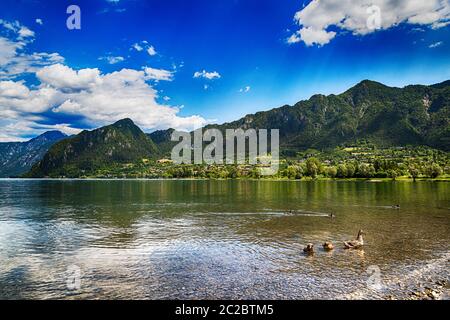 Vista stupefacente paesaggio sul bellissimo lago d Idro in provincia di Brescia, Lombardia, Italia. Scenic piccolo borgo con case tradizionali e chiare acque blu. Somma Foto Stock