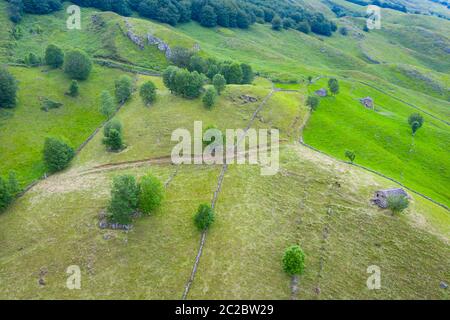 Vista aerea con un drone del paesaggio primaverile delle capanne e dei prati di pasiegas nella Valle di Miera nella Comunità Autonoma della Cantabria. Spagna, Europa Foto Stock