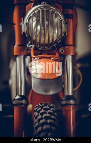 Immagine a colori di una motocicletta vintage faro con la griglia di protezione. Foto Stock