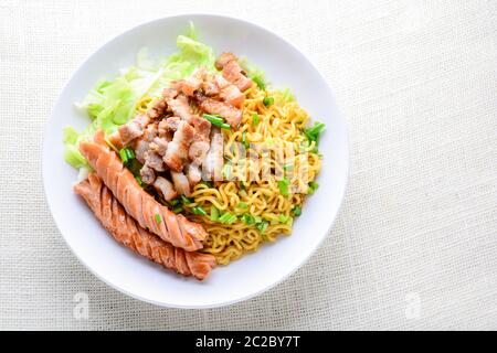 Udon tagliatelle con carne di maiale alla griglia, salsiccia e cavolo verza - cucina giapponese Foto Stock