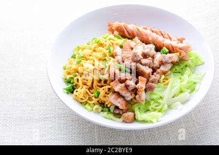 Udon tagliatelle con carne di maiale alla griglia, salsiccia e cavolo verza - cucina giapponese Foto Stock