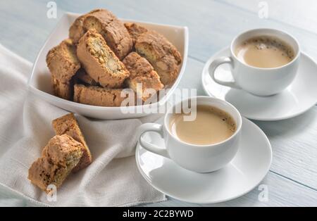 Due tazze di caffè con cantuccini Foto Stock