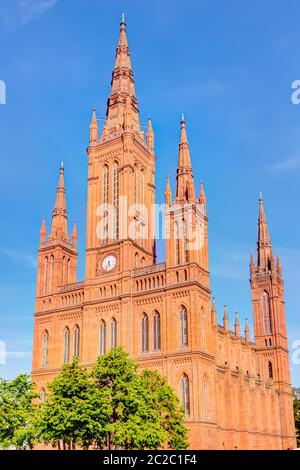 La chiesa neogotica del mercato è la principale chiesa protestante di Wiesbaden, capitale dell'Assia, Germania Foto Stock
