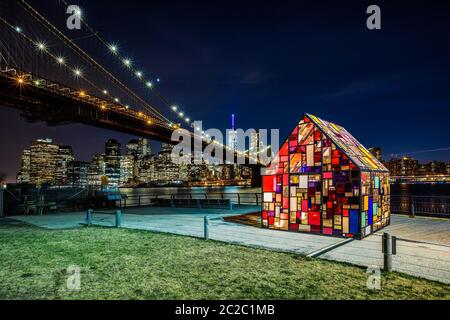 Tom Fruin il vetro macchiato House installato presso il Ponte di Brooklyn Park e inferiore dello Skyline di Manhattan, New York Stati Uniti Foto Stock