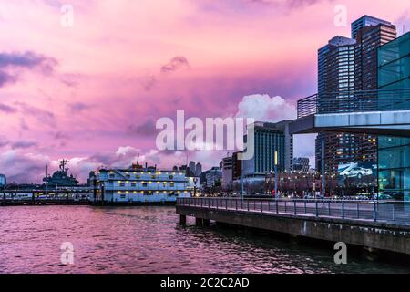 Febbraio 2016 cielo rosa tramonto al molo in Lower Manhattan, New York STATI UNITI D'AMERICA Foto Stock