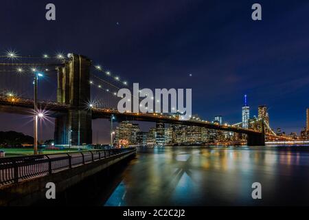 Crepuscolo presso il Ponte di Brooklyn e la parte inferiore di Manhattan skyline di New York negli Stati Uniti Foto Stock