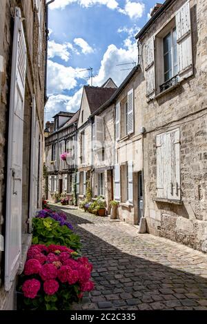 Vecchie strade strette a Senlis, Oise, Francia Foto Stock