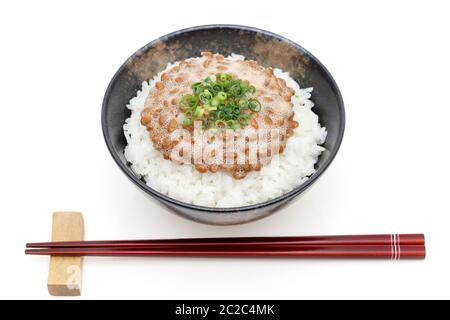 Giapponese bianco cotto il riso con il natto su sfondo bianco Foto Stock