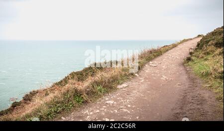 Sentiero escursionistico sulla scogliera che costeggia il mare a Howth, Irlanda Foto Stock