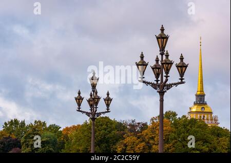 Luci a strisce e guglie admiragliate in stile antico e ornate in autunno, San Pietroburgo, Russia Foto Stock