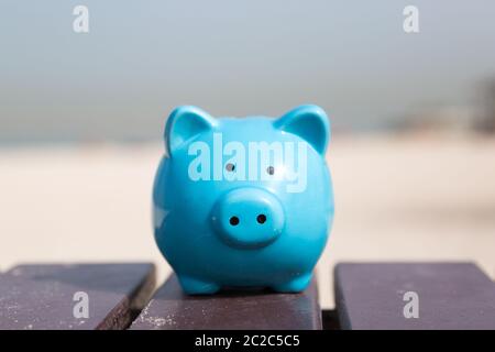 Salvadanaio con soldi, accessori da spiaggia e crema solare su sfondo  bianco grunge. Concetto di risparmio per i viaggi Foto stock - Alamy