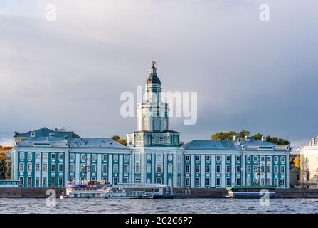 Kunstkamera o Museo di Antropologia ed Etnografia, Università Embankment con cielo nuvoloso moody, fiume Neva, San Pietroburgo, Russia Foto Stock