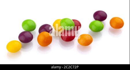 Lucido multicolore di noci e uvetta confetto isolati su sfondo bianco Foto Stock