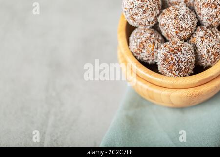 Palle sane di energia cruda con cacao, cocco, sesamo, chia su sfondo bianco. Tartufi di cioccolato vegani. Spazio di copia. Messa a fuoco selettiva. Orizzontale. Foto Stock