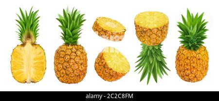 Intero e fette di ananas isolati su sfondo bianco Foto Stock