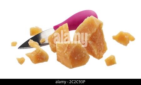 Formaggio parmigiano pezzi tagliati e coltello da cucina isolati su sfondo bianco Foto Stock