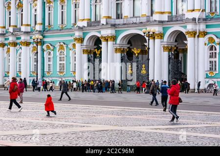 Turisti in Piazza del Palazzo di fronte al Palazzo d'Inverno, l'Hermitage, San Pietroburgo, Russia Foto Stock