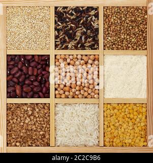 Semole e semolini di piazza in una scatola di legno, la raccolta di cereali, fagioli e semi, vista dall'alto Foto Stock