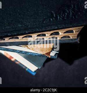 Primo piano di una pila di libri girati verso il basso Foto Stock