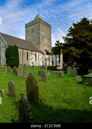 Vista a nord-est della chiesa di St David, Llanddewi-Brefi, Galles, Regno Unito. Solo la torre sopravvive dalla chiesa C12 costruita su un tumulo di terra collegato con San Davide. Foto Stock