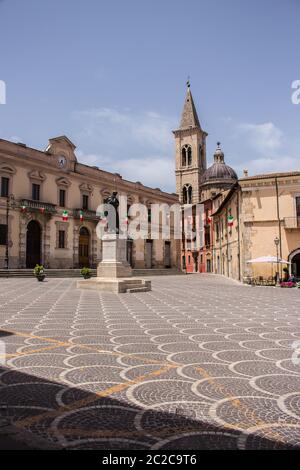 Statua di Ovidio, Piazza XX Settembre, Sulmona, Abruzzo Foto Stock