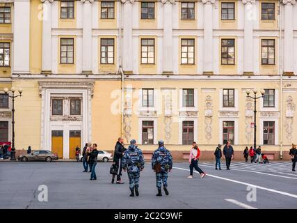 La Guardia Nazionale soldati pattuglia Piazza del Palazzo, San Pietroburgo, Russia Foto Stock