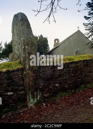 Ammira il cerchio di pietre/pietre più grande e convincente di 5, costruito nel muro che circonda la chiesa di Ysbyty Cynfyn, Ceredigon, Galles, Regno Unito Foto Stock