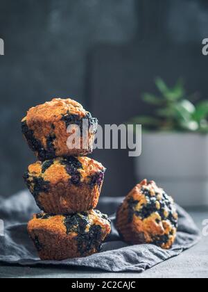 Muffin ai mirtilli fatti in casa su sfondo scuro. Foto Stock