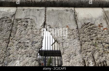 Resti del muro di Berlino, il dettaglio del vecchio muro di cemento, Germania Foto Stock