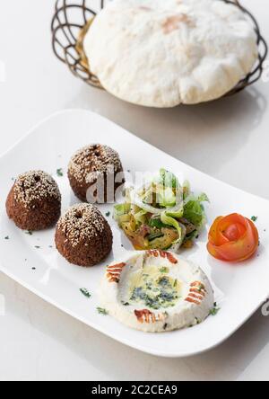 Organici di falafel e hummus starter snack food mezze piatto sul tavolo bianco Foto Stock