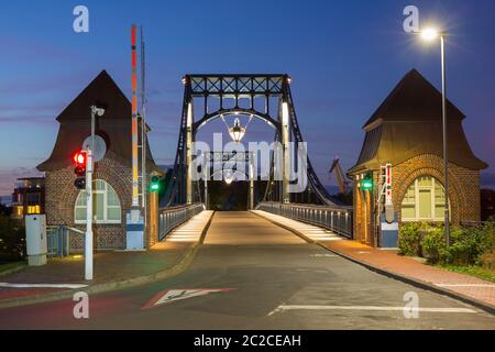 Kaiser Wilhelm Bridge a Wilhelmshaven di notte Foto Stock