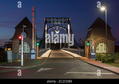 Kaiser Wilhelm Bridge a Wilhelmshaven di notte Foto Stock