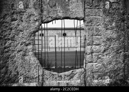 Resti del muro di Berlino, il dettaglio del vecchio muro di cemento, Germania Foto Stock