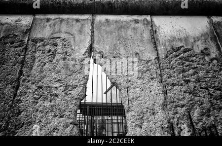 Resti del muro di Berlino, il dettaglio del vecchio muro di cemento, Germania Foto Stock
